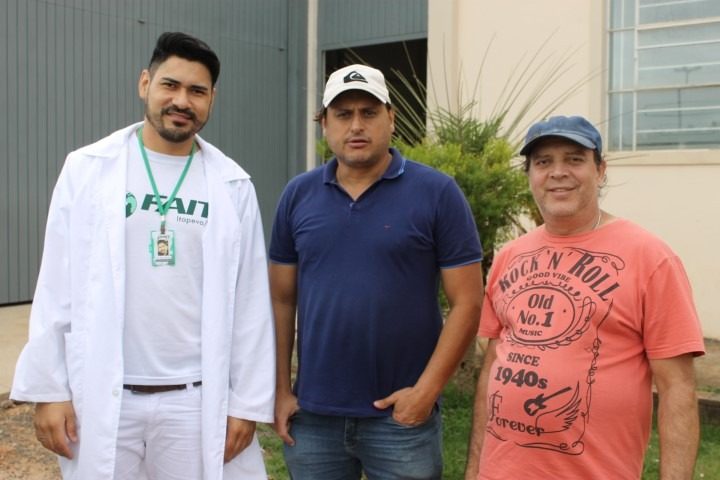 Na foto o Coordenador do curso de veterinária da FAIT Leandro Hiroshi Kondo, Coordenador de Agricultura Castelar Pimentel e Paulo Cézar Wesgueber