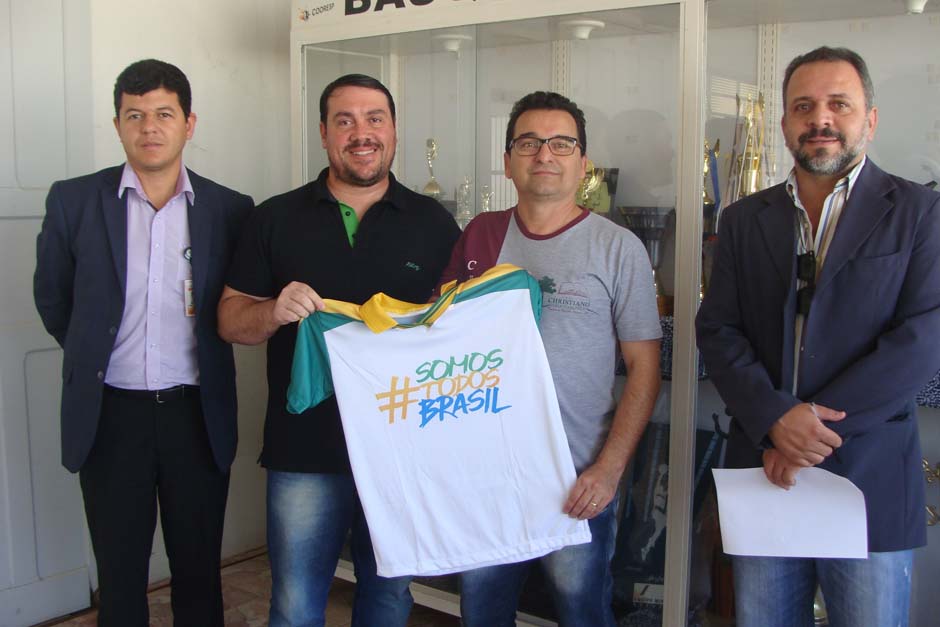 Representantes do Ministério do Esporte fazem a entrega de uniformes para a Escola Christiano Marques Bonilha do Bairro do Cerrado