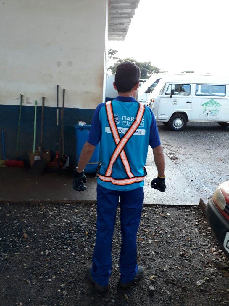 Após quatro anos sem receber benfeitorias, funcionários da Secretaria de Serviços Municipais de Itararé (SP) recebem EPIs do prefeito