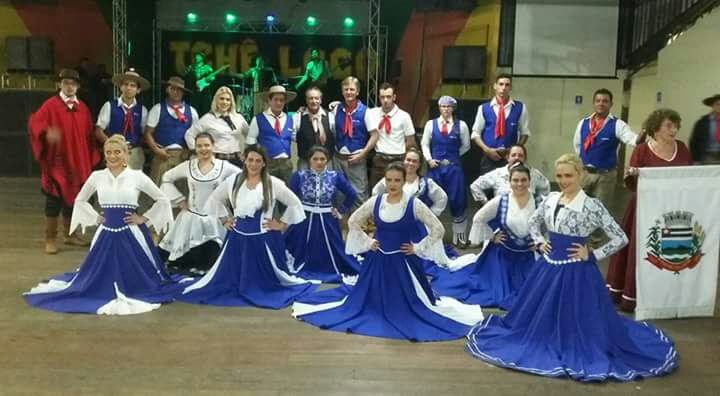 Grupo Unidos do Fandango se apresenta na Feira da Lua em Itararé (SP) nesta quarta-feira (09)