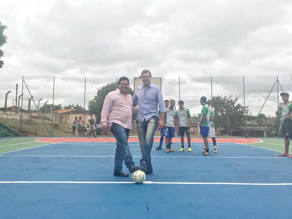Prefeito de Itararé (SP) estreia pintura da quadra escolar Profº Newton Marques