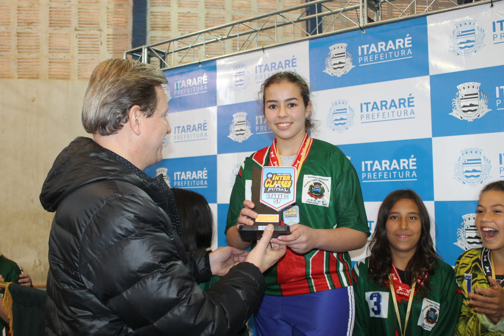 Prefeito de Itararé (SP) premia campeões dos Jogos Interclasses