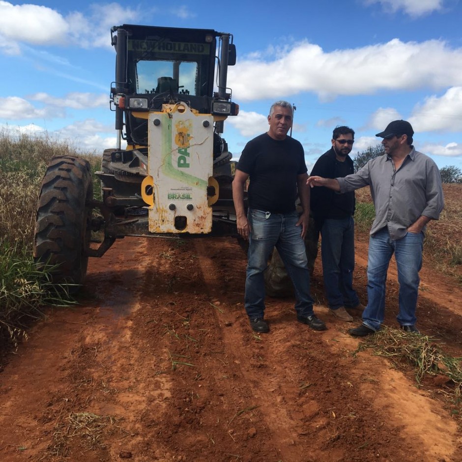 Zé Eduardo visita zona rural e determina conservação de estradas