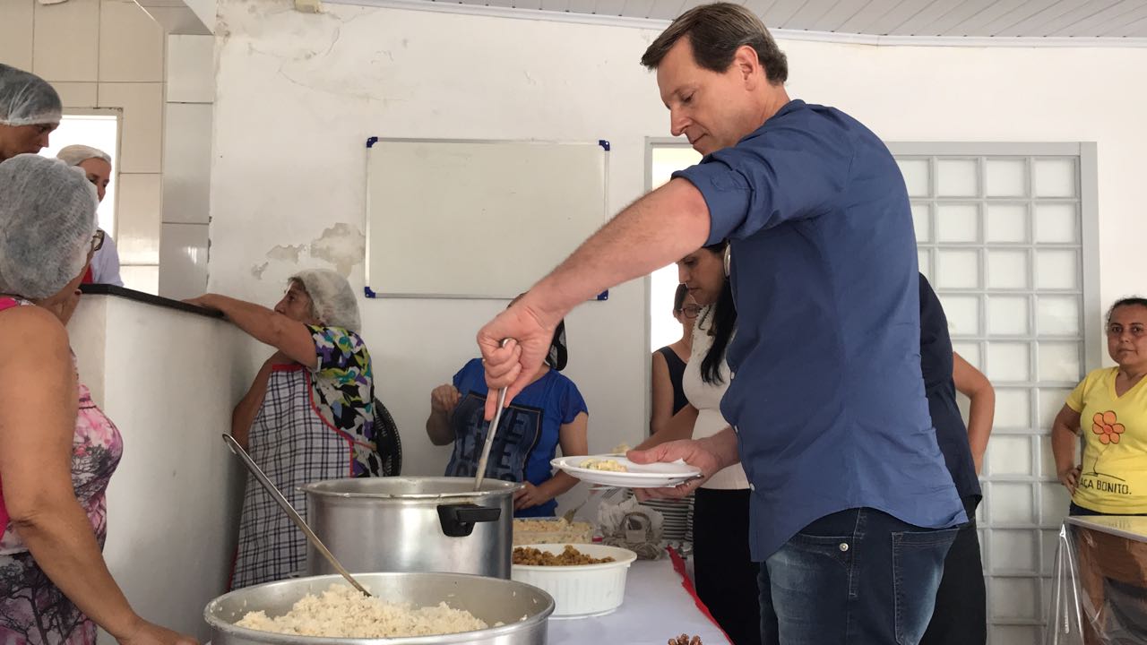Próximo ao Natal, prefeito de Itararé almoça junto à população carente