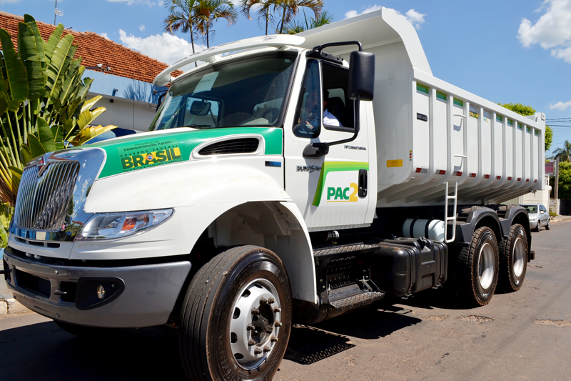 Itararé recebe caminhão basculante do PAC 2