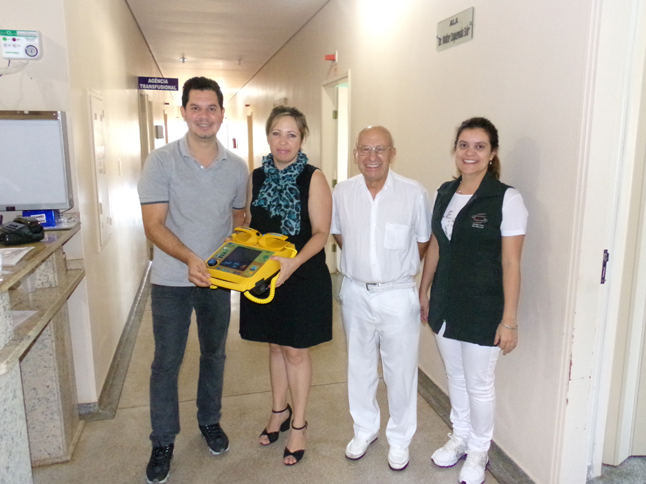Prefeitura entrega desfibrilador para Santa Casa