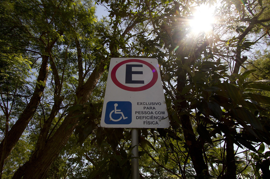 Multa por uso indevido de vagas para Deficientes ou Idosos terá aumento de 140%