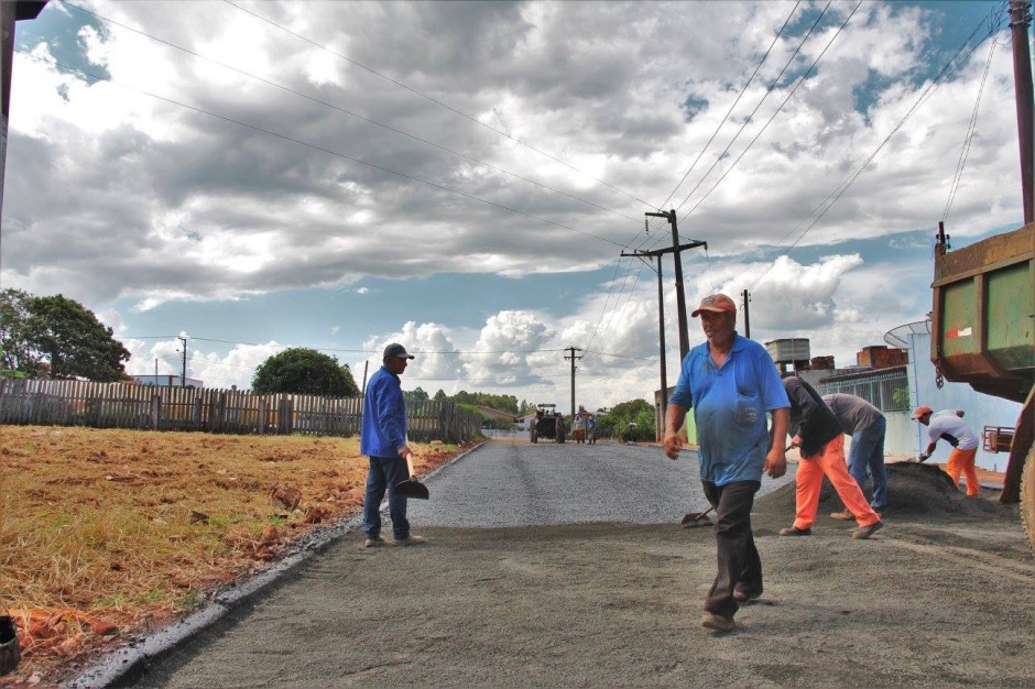Com recurso próprio Prefeitura pavimenta mais uma rua