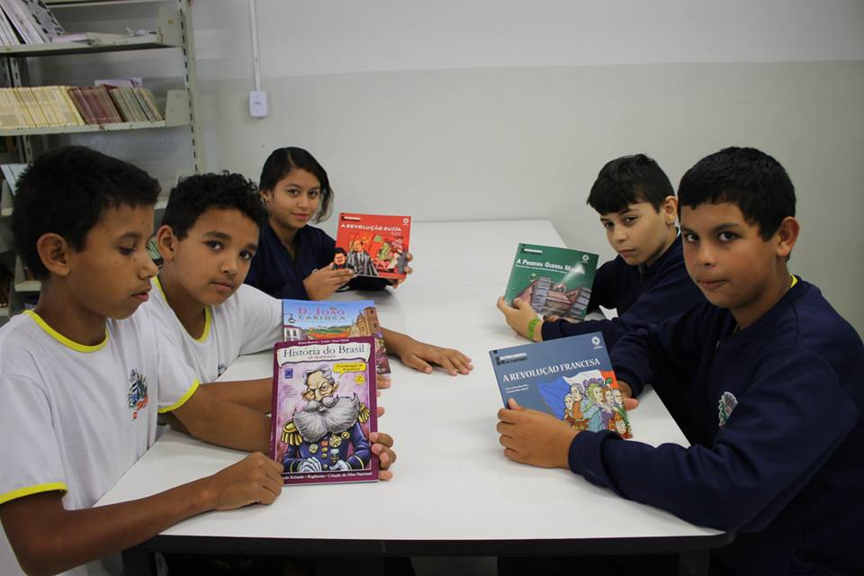 Secretaria de Educação entrega acervo de histórias em quadrinhos.