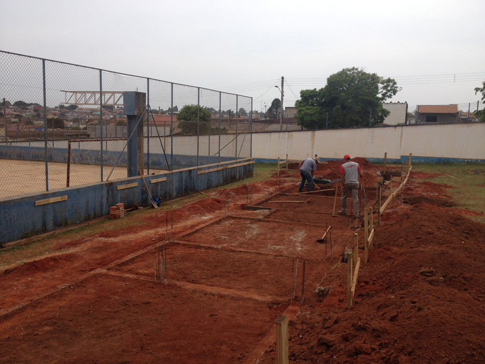 Começou a construção da quadra poliesportiva coberta da Escola Municipal Professor Juracy Martins
