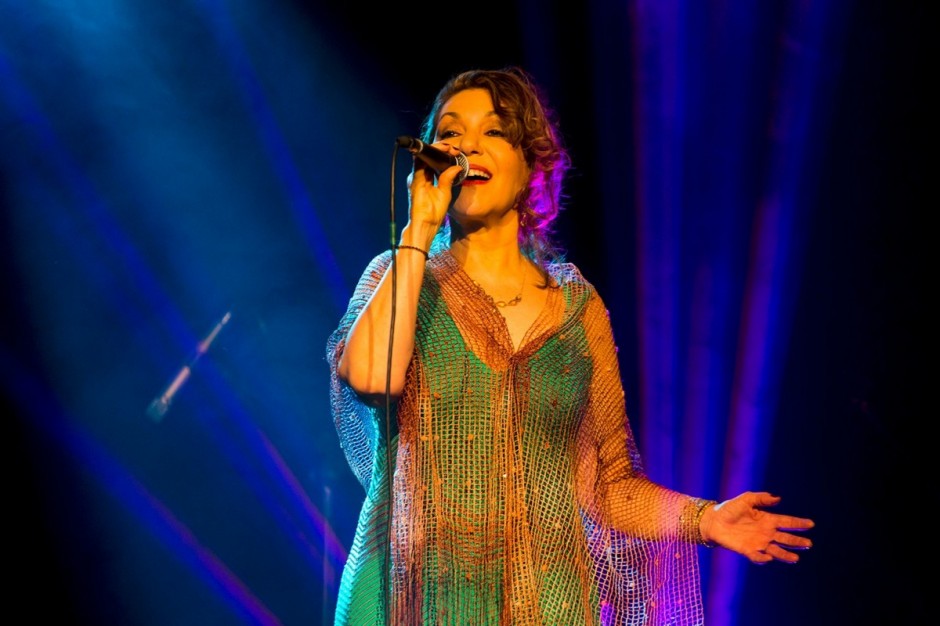 Vânia Bastos interpreta sucessos de Caetano Veloso no Teatro Sylvio Machado