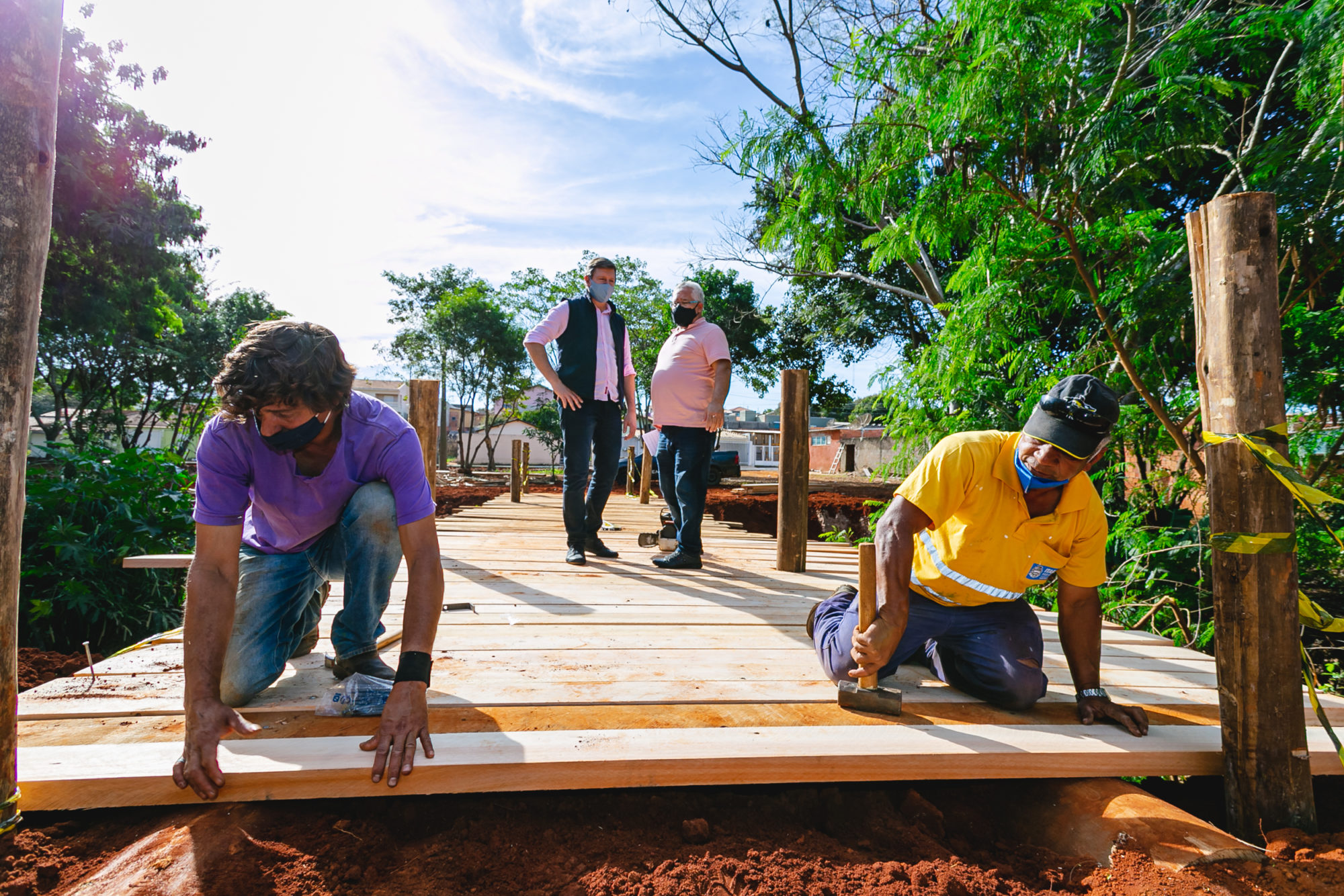 Prefeitura de Itararé (SP) constrói ponte sobre riacho no futuro parque linear