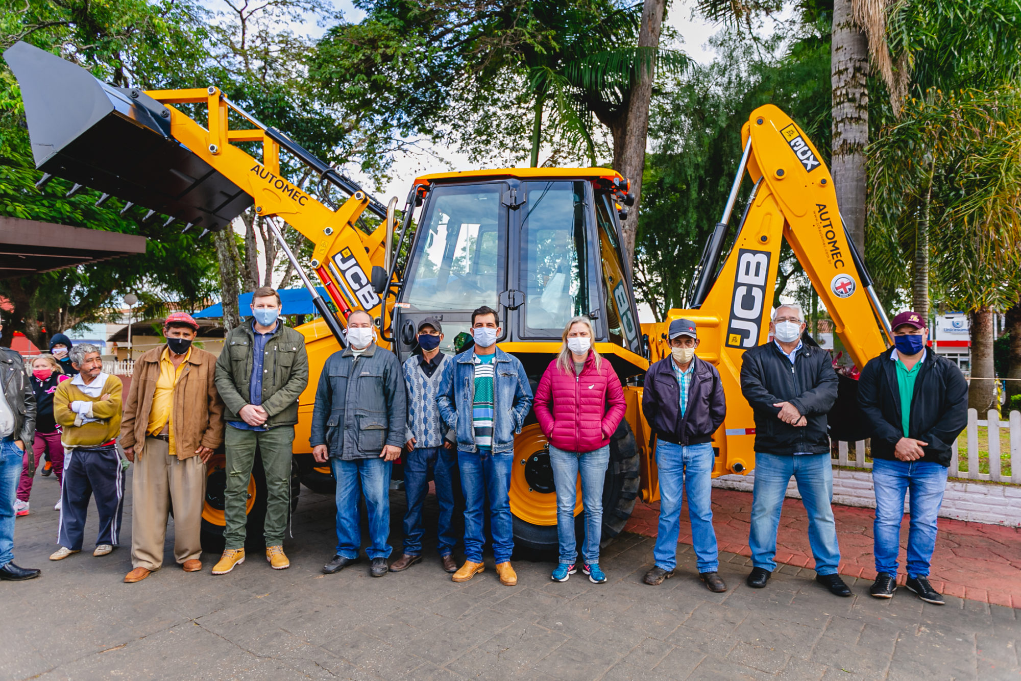 Prefeitura de Itararé (SP) entrega mais uma retroescavadeira ao município