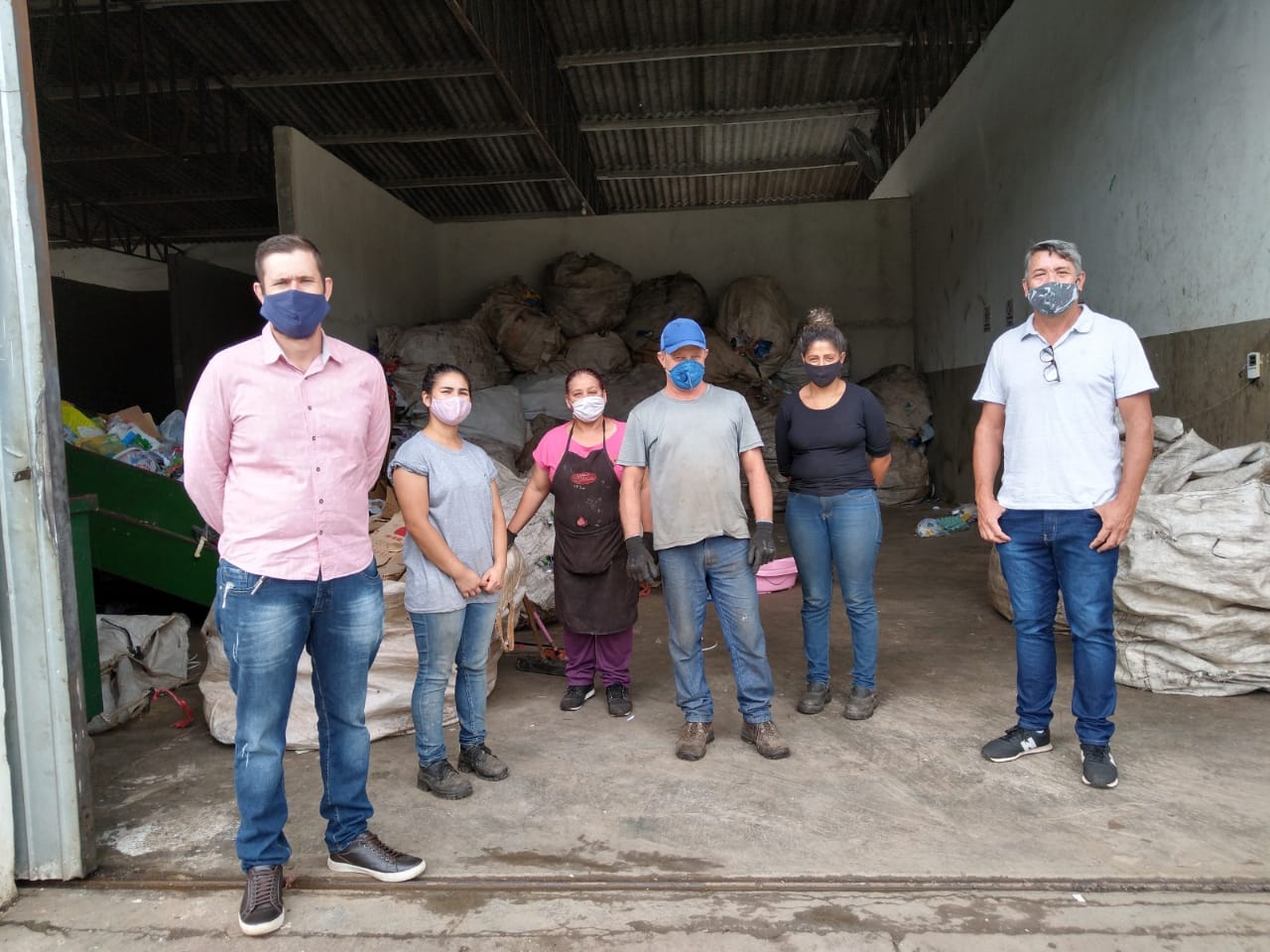 Equipe da Coordenadoria de Meio Ambiente de Itararé (SP) realiza visita à cooperativa de reciclagem em Castro (PR)