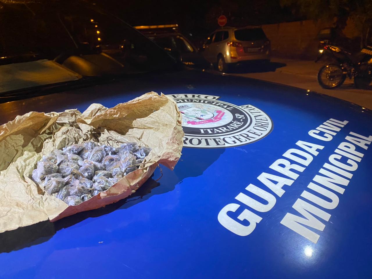 GCM prende dois indivíduos em flagrante e apreende mais 65 porções de drogas no Jardim Fronteira em Itararé (SP)