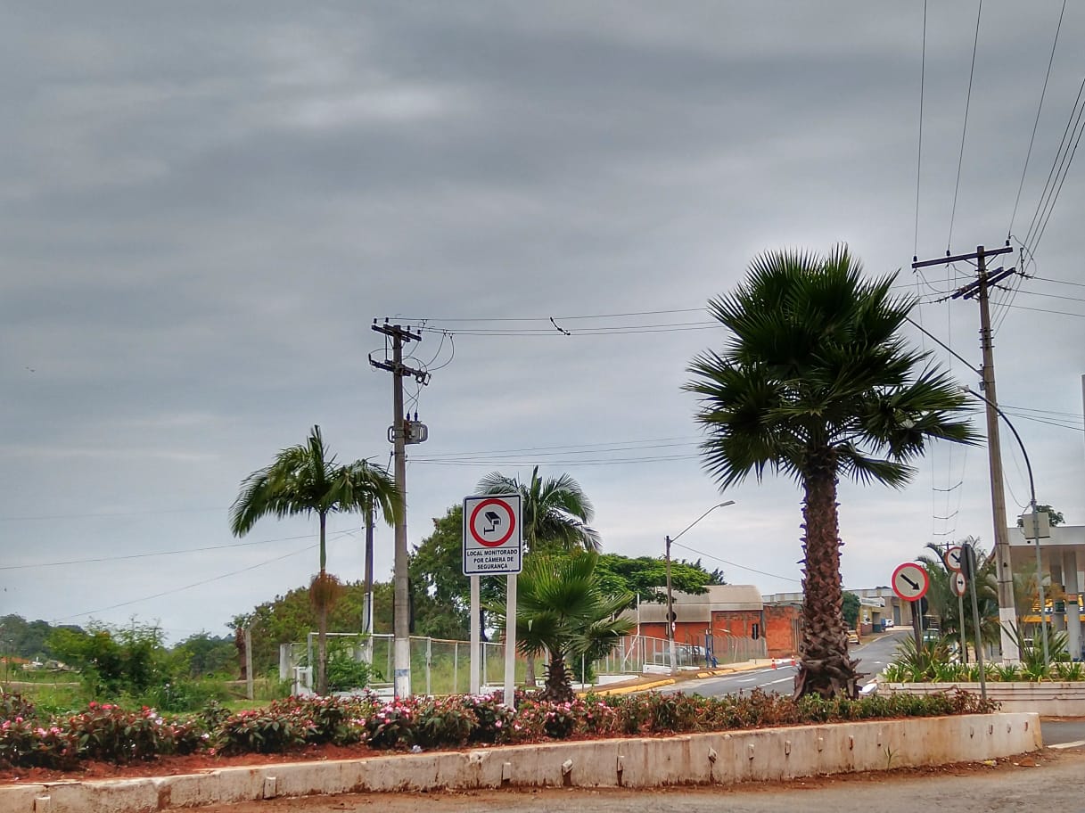 Prefeitura de Itararé (SP) revitaliza canteiro de flores da entrada da cidade
