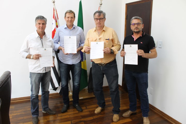 Heliton do Valle entrega títulos de propriedade em Itararé