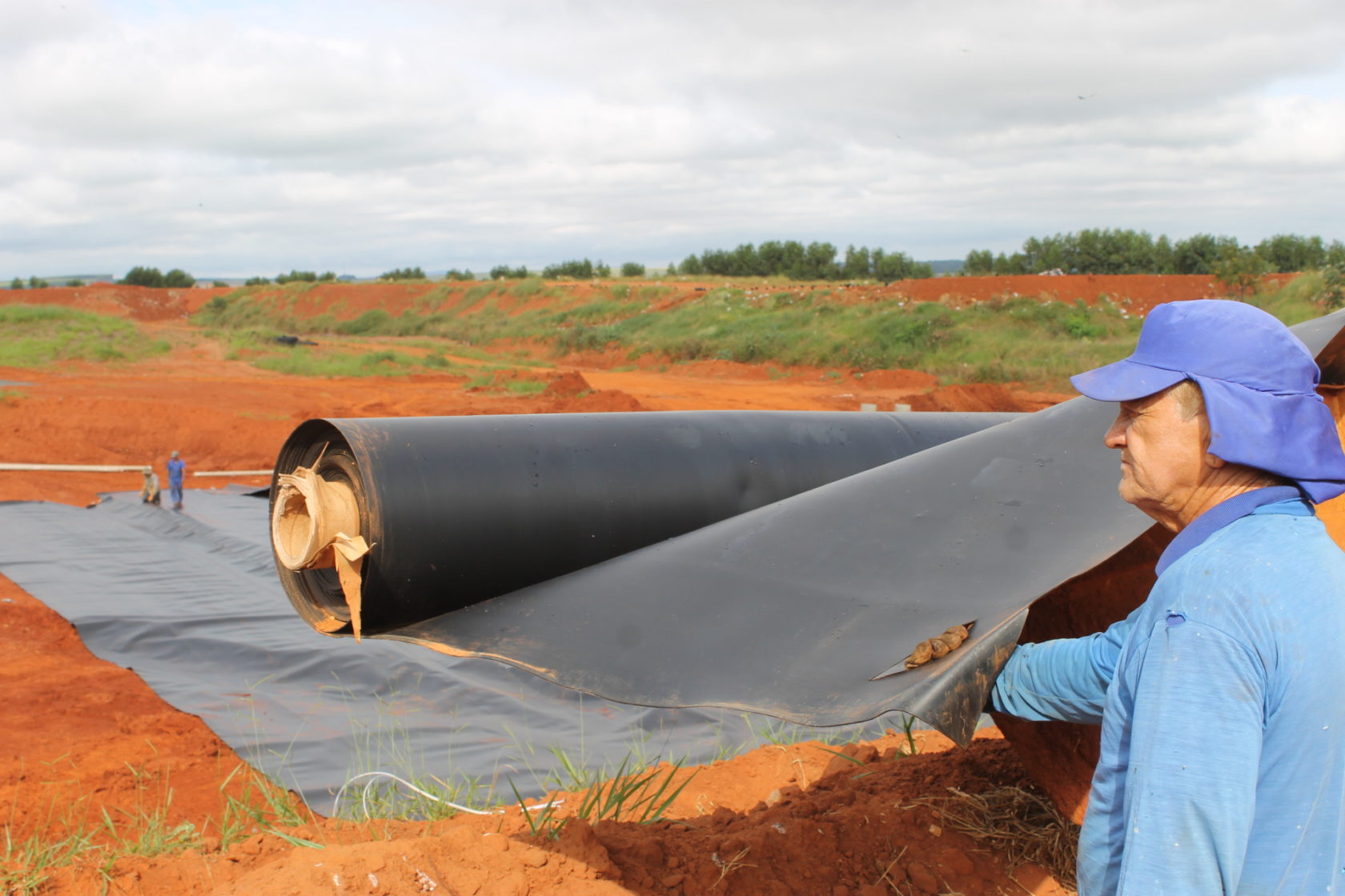 Com recursos próprios, Prefeitura de Itararé (SP) realiza implantação de geomembrana no aterro sanitário municipal