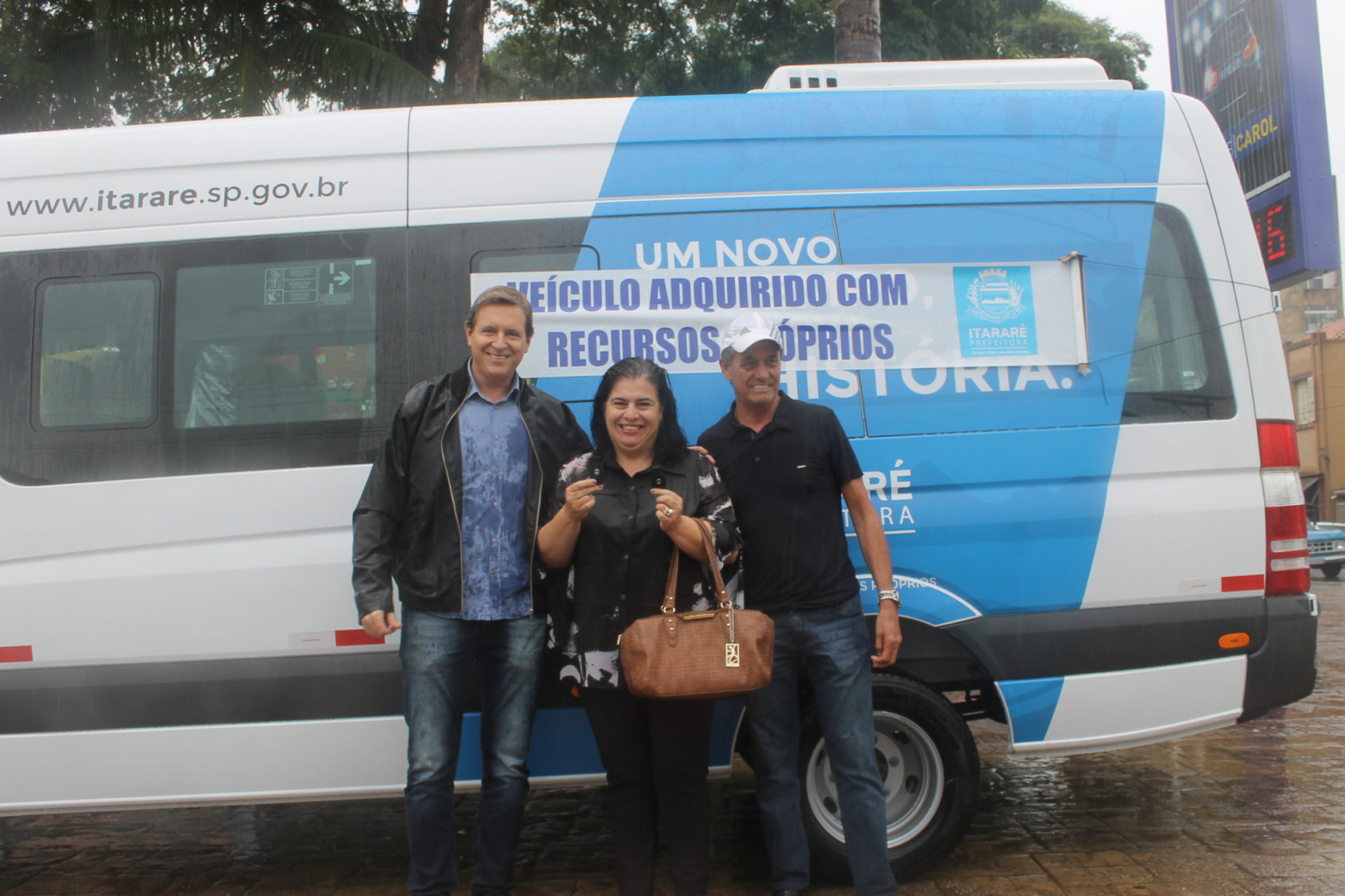 Com recursos próprios, prefeito de Itararé (SP) compra duas vans 0km à Saúde