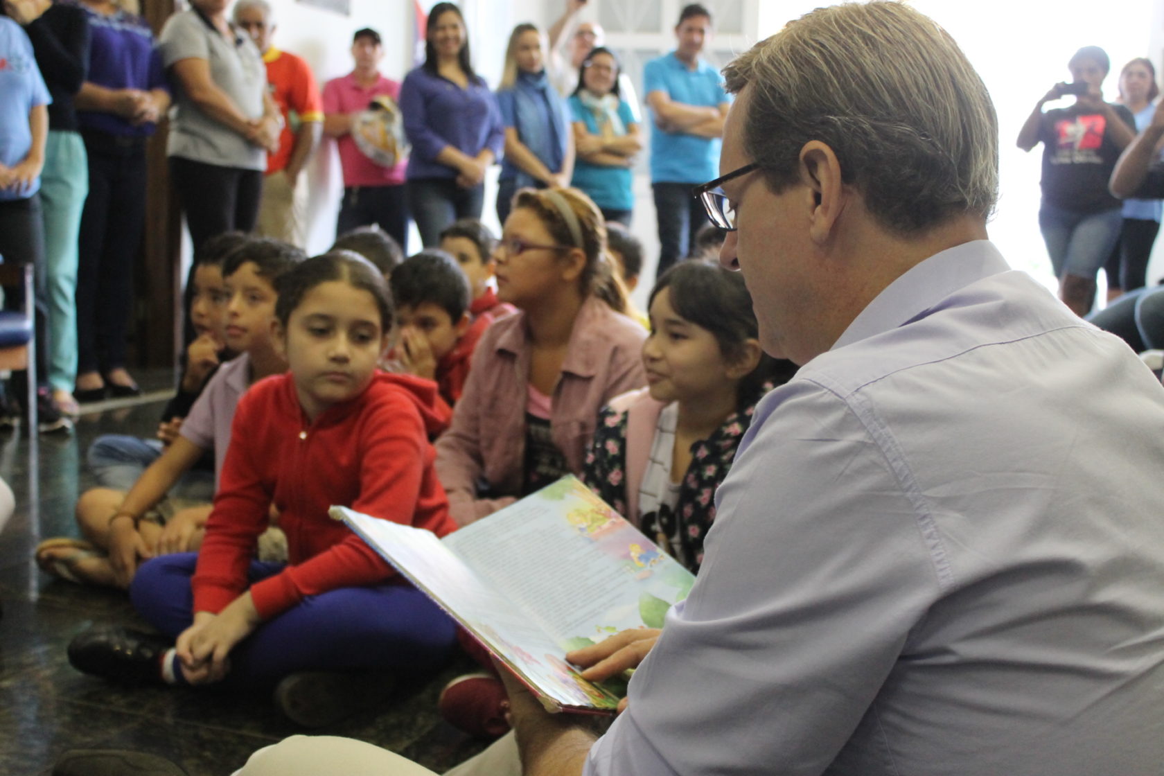 No ‘Dia Internacional do Livro Infantil’, prefeito de Itararé (SP) lê história para crianças