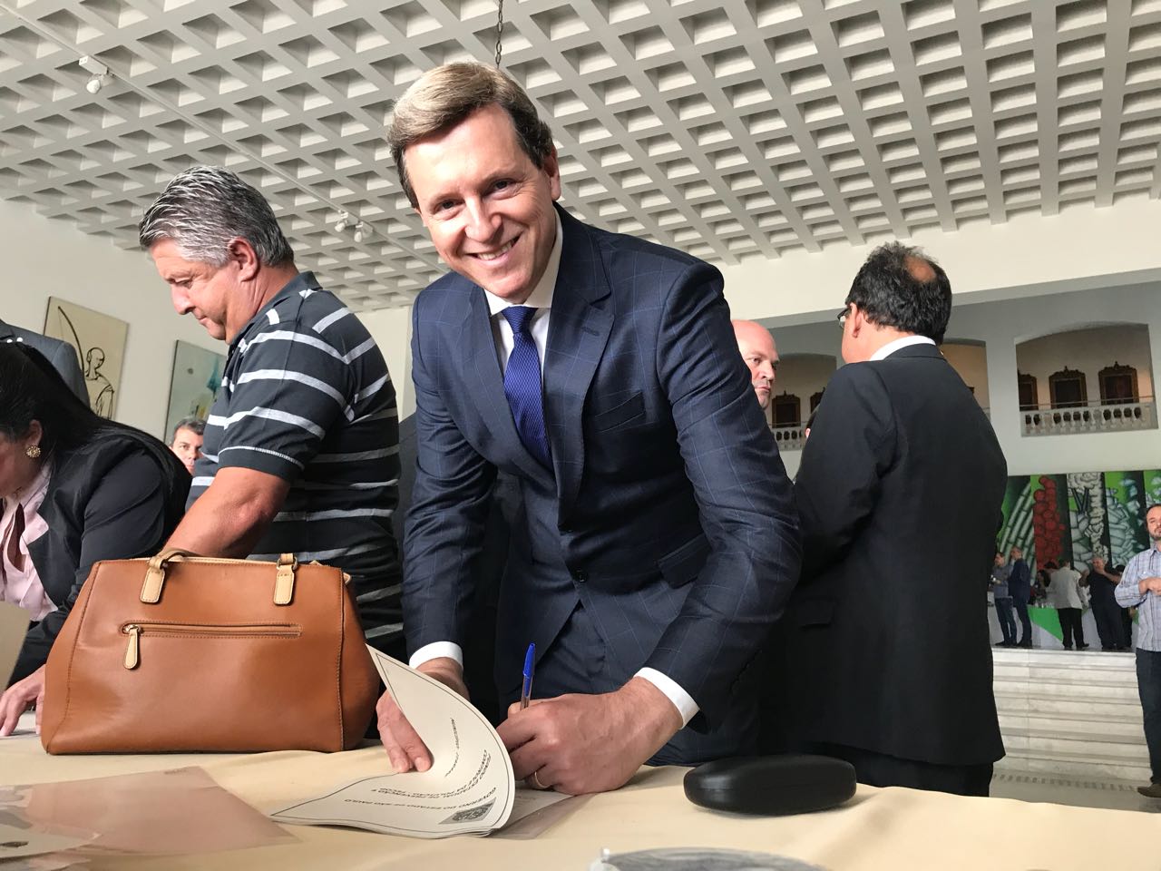 Com apoio de Guilherme Mussi, Heliton do Valle conquista mais um caminhão coletor e compactador de lixo a Itararé (SP)
