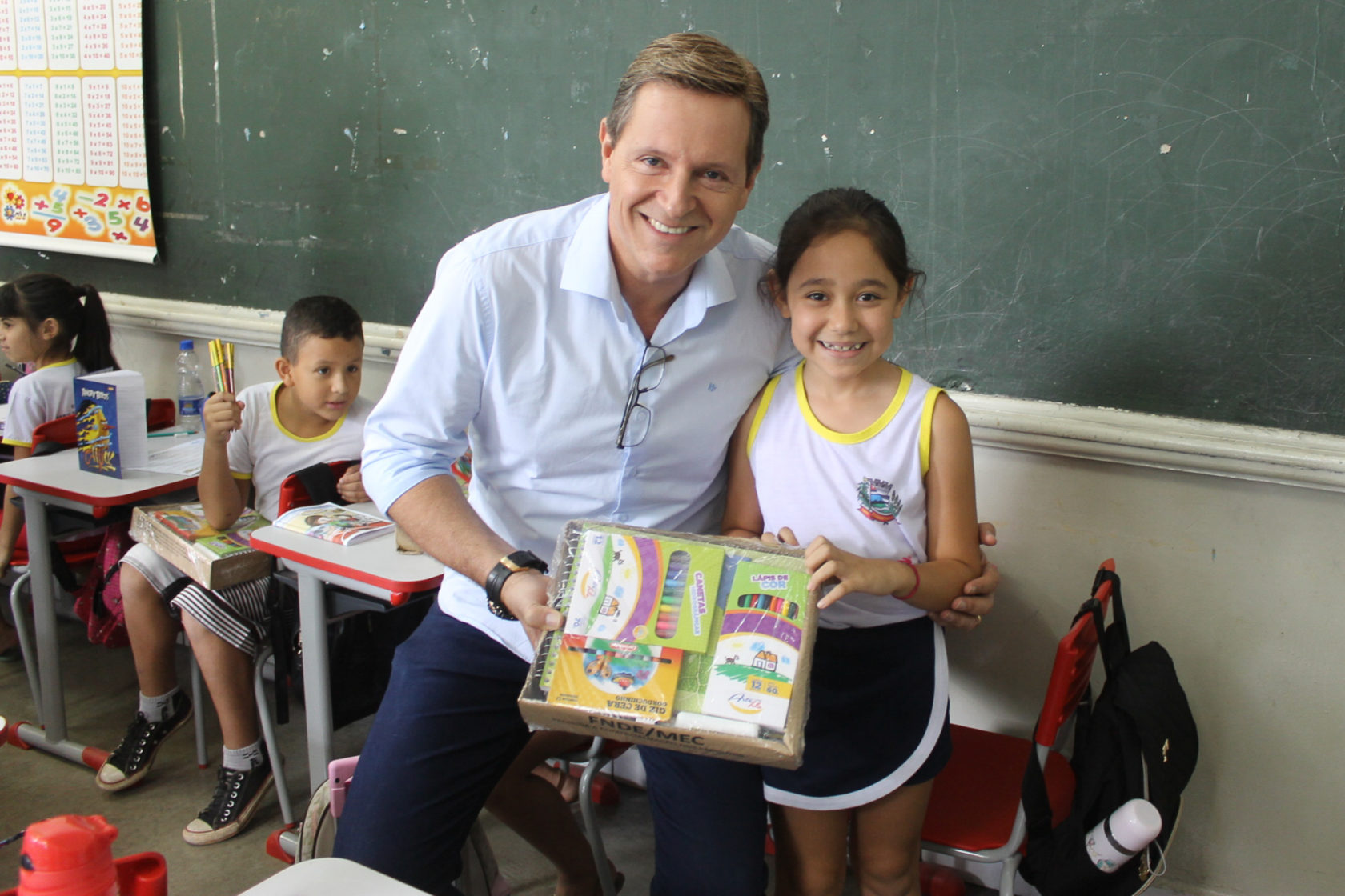Com recursos próprios, pela primeira vez, alunos da rede municipal de ensino de Itararé (SP) recebem materiais escolares de qualidade e diversificados
