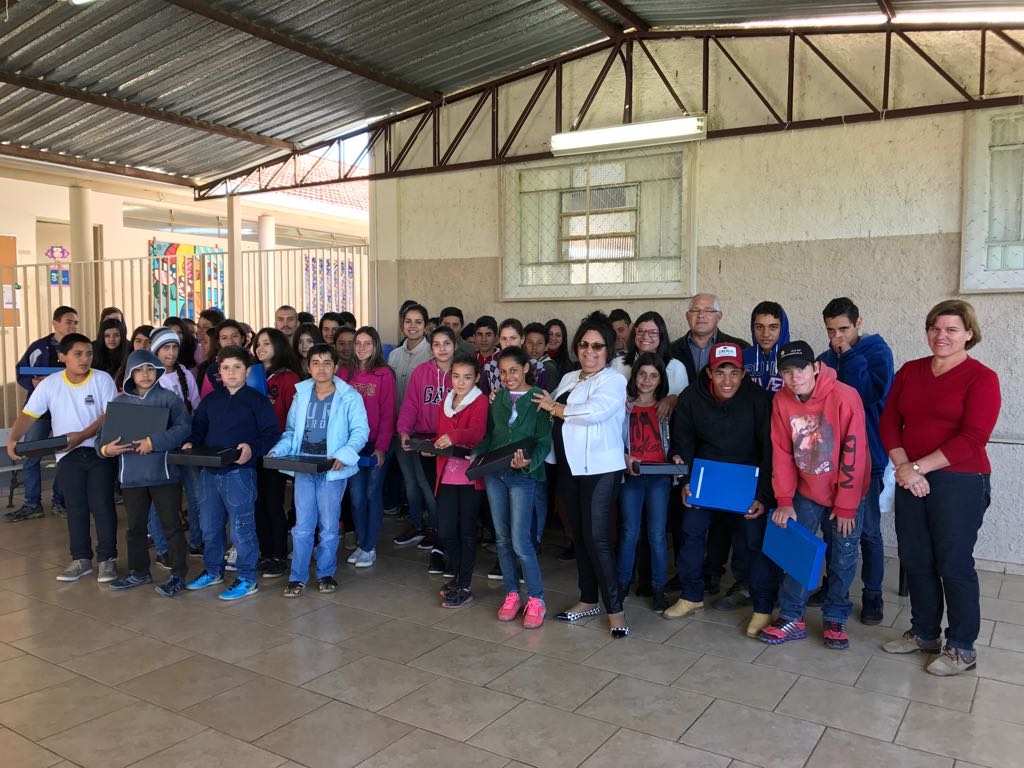 Educação de Itararé entrega kits aos alunos na volta às aulas