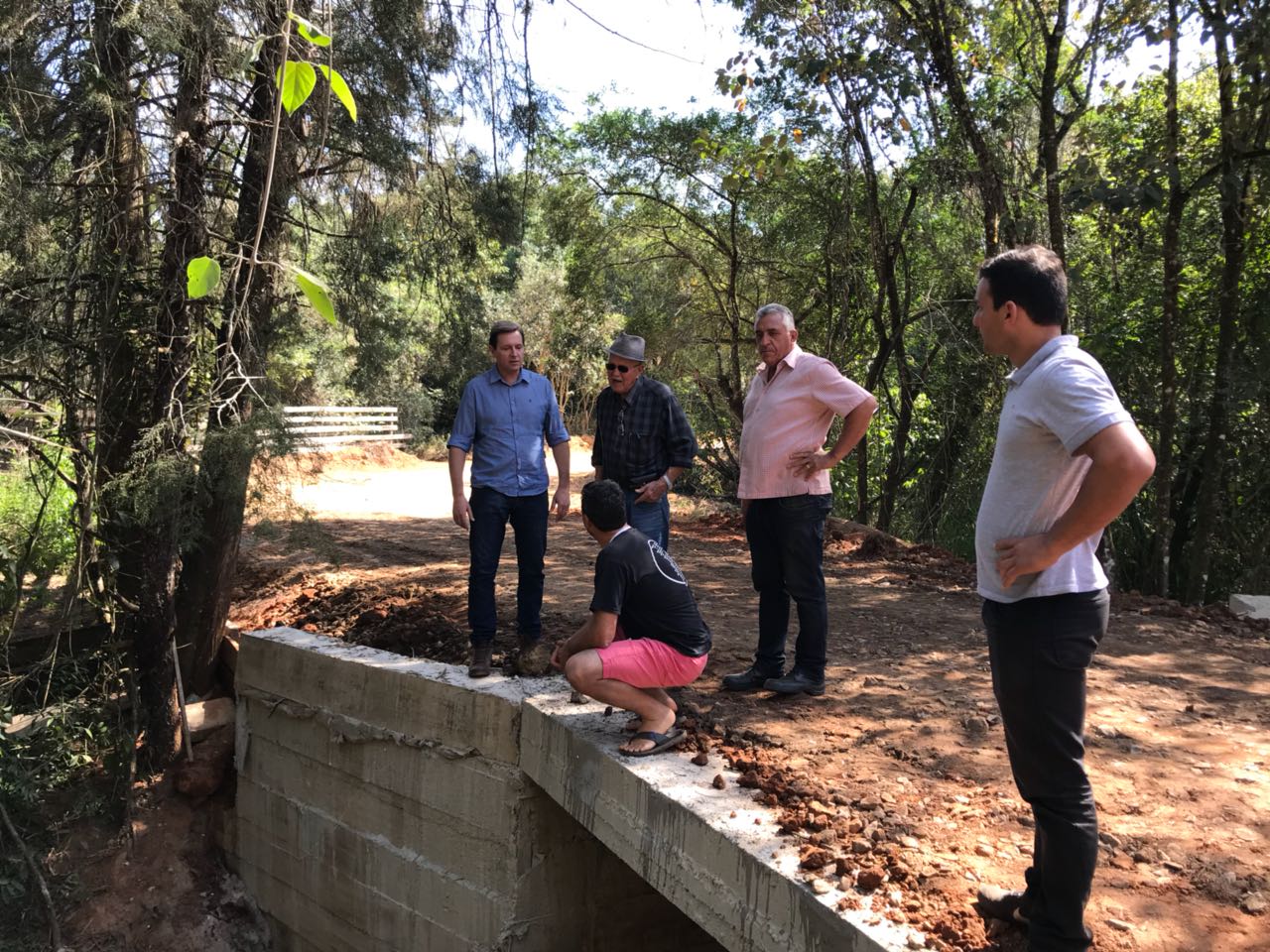 Com recursos próprios, prefeito de Itararé (SP) refaz ponte da zona rural