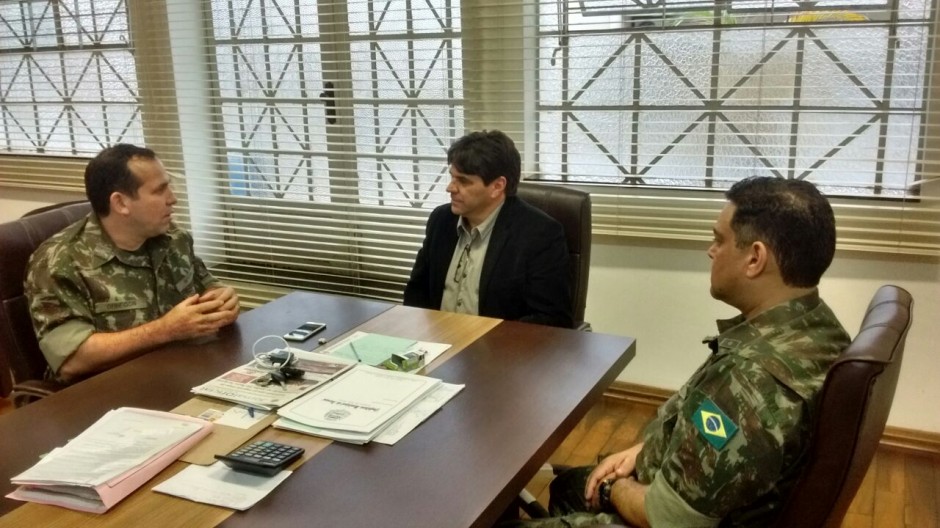 Zé Eduardo recebe autoridades do Exército