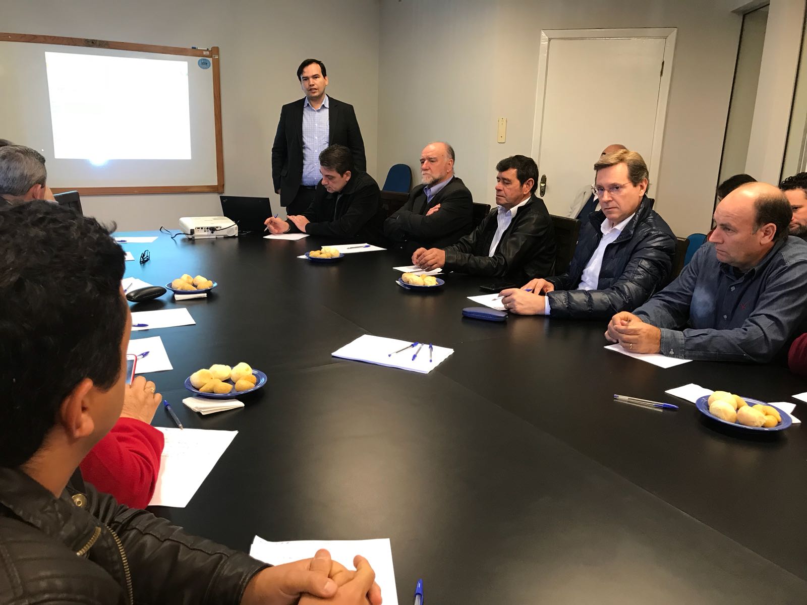 Em Capão Bonito (SP), prefeito de Itararé (SP), Heliton do Valle, participa de reunião do Condersul