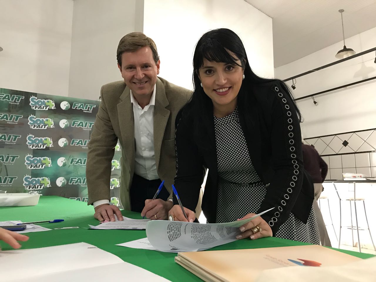 Junto ao prefeito, primeira-dama de Itararé (SP) assina convênio para receber Escola da Moda no município