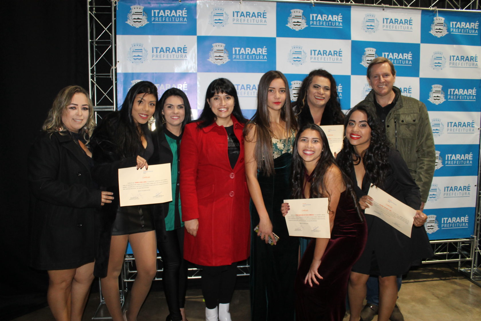 Prefeito e primeira-dama de Itararé (SP) entregam certificados aos formandos da Escola de Beleza