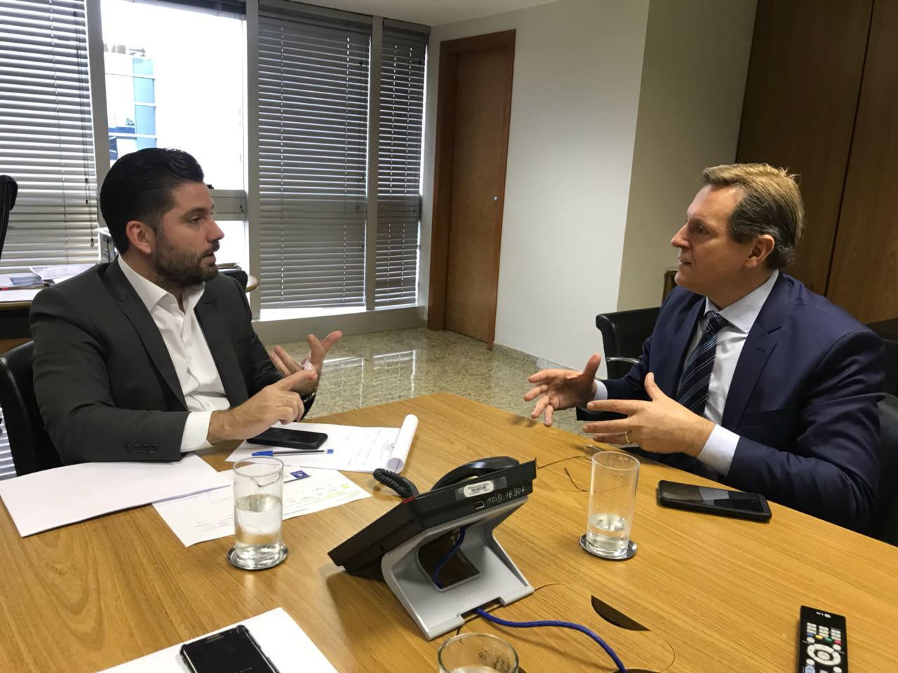 Em Brasília (DF), Heliton do Valle cobra agilidade para pavimentar rua São Pedro em Itararé (SP)