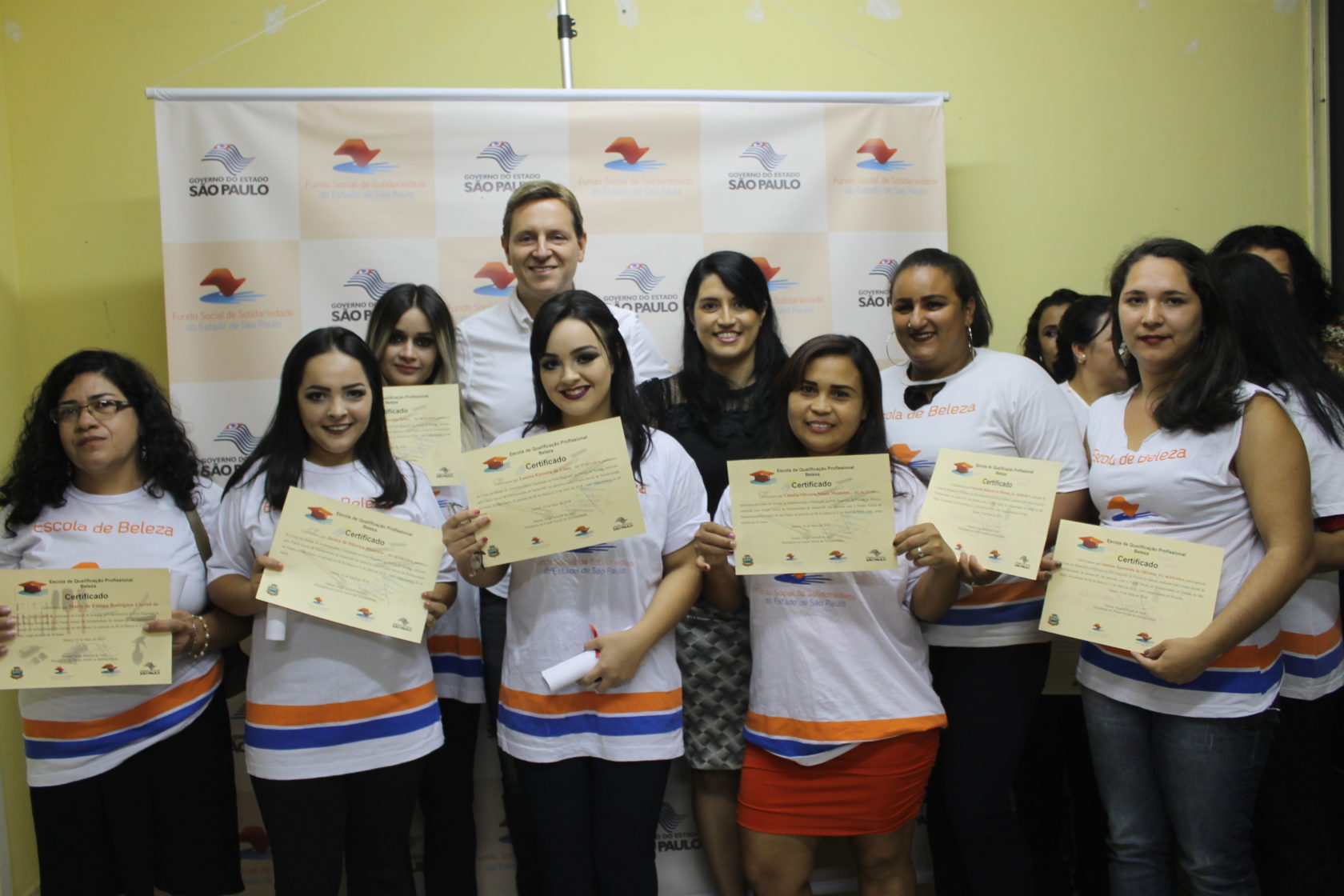 Prefeito e primeira-dama de Itararé (SP) entregam certificados à segunda turma de formandos das escolas da Beleza e Construção Civil