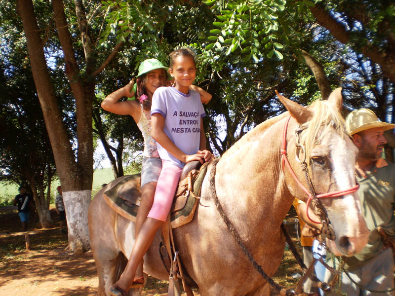 Alunos do projeto Cata Vento visitam o Clube dos Boiadeiros de Itararé