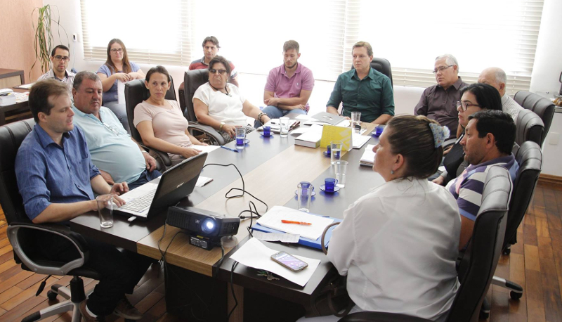 Heliton do Valle reúne equipe para definir ações de controle contra a dengue em Itararé, SP