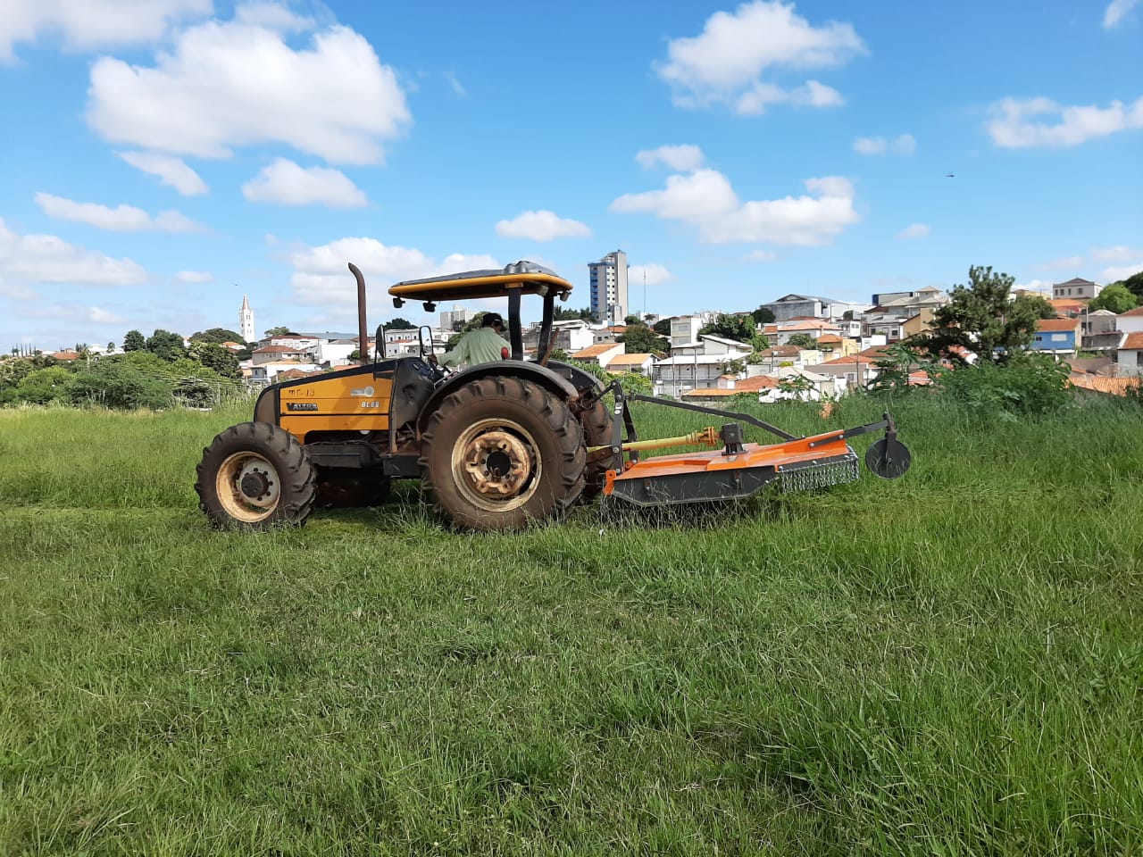 Com recursos próprios, Prefeitura de Itararé (SP) adquire roçadeira hidráulica
