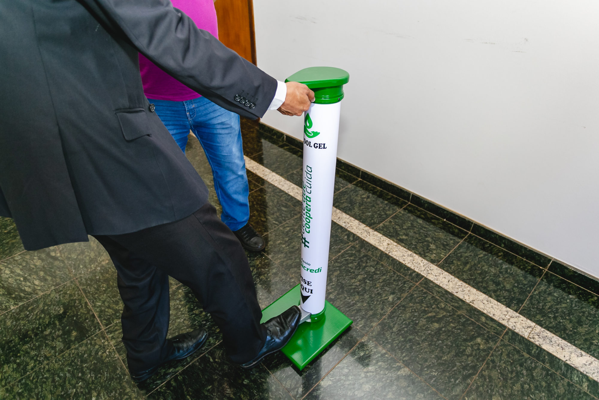 Coronavírus: Prefeitura de Itararé (SP) recebe dispenser de álcool em gel da Sicredi