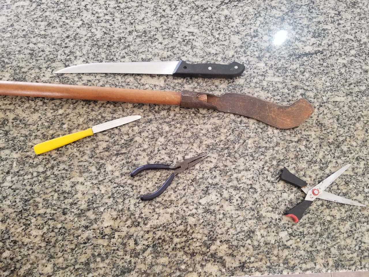 Homem é preso pela Polícia Militar e GCM de Itararé (SP) após tentar matar sua avó a golpes de tesoura