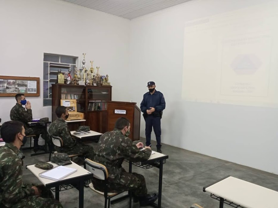 Secretário executivo da Defesa Civil de Itararé (SP) ministra palestra para integrantes do Tiro de Guerra
