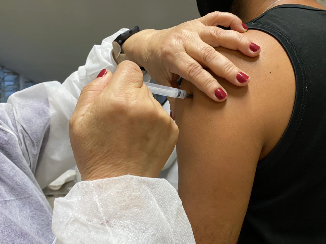 Calendário de vacinação: Profissionais da Educação, de 18 a 44 anos, recebem a vacina contra covid-19 neste domingo (13) em Itararé (SP)