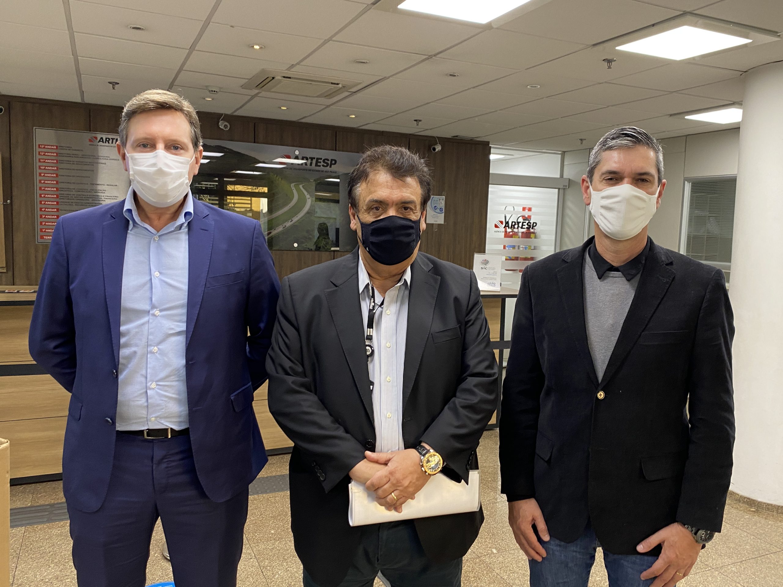Em São Paulo (SP), prefeito de Itararé (SP) despacha novos pedidos para a duplicação da SP-258