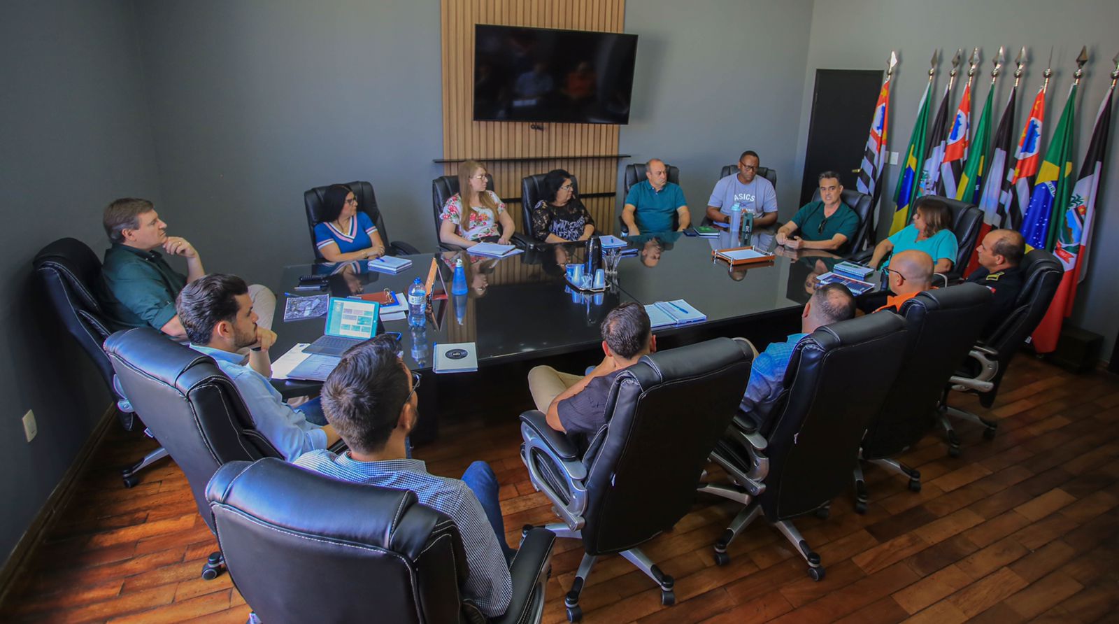 Prefeito de Itararé (SP), Heliton do Valle, reúne representantes para debate sobre segurança nas escolas e instituições públicas